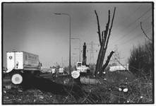 351583 Afbeelding van het kappen van bomen op de strook tussen de A2 en de Reactorweg te Utrecht.